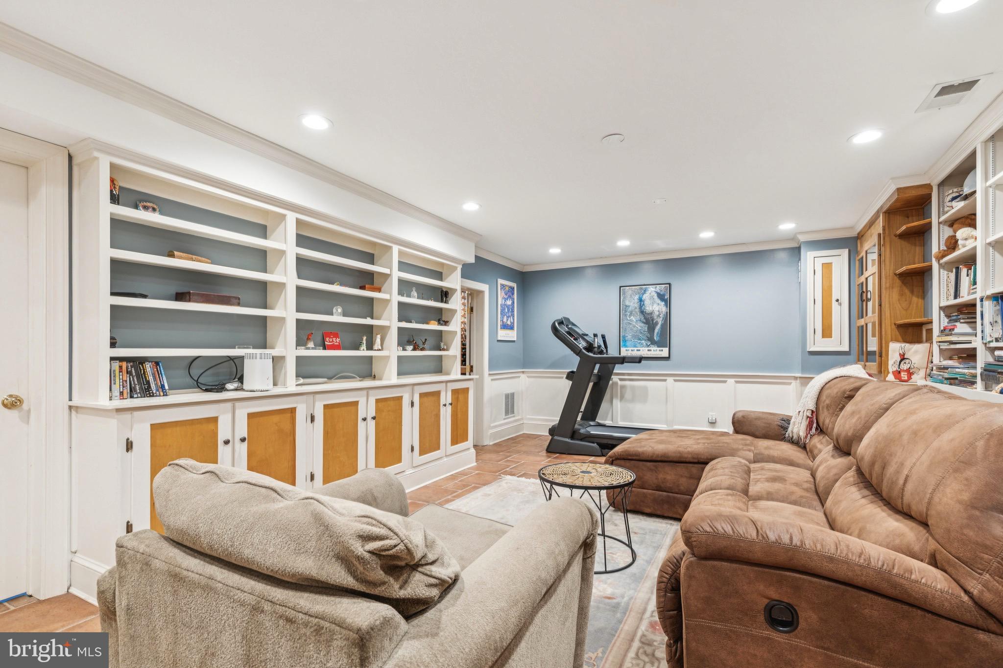 9 Tolson Street Annapolis, MD 21401 - Photo 65 of 82 a living room with furniture and a large window