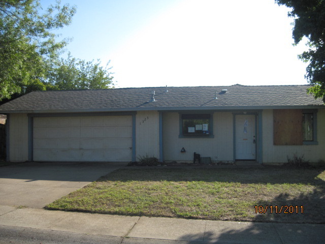 a view of a house with a garage