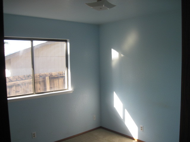 1325 Woodside Meadows Road Redding, CA 96002 - Photo 6 of 12 an empty room with a window