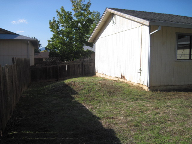 1325 Woodside Meadows Road Redding, CA 96002 - Photo 10 of 12 a backyard of a house