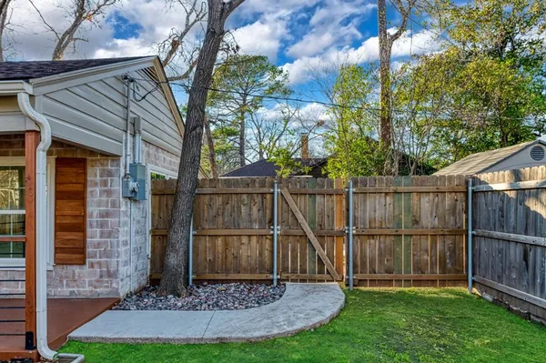 $1,250 | 1819 Scripture Street, Denton, TX 76201