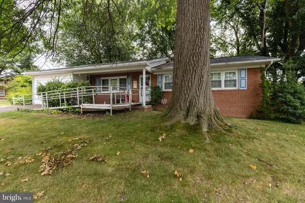 a view of back yard of the house