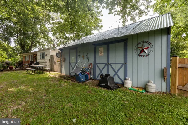 a view of a house with yard