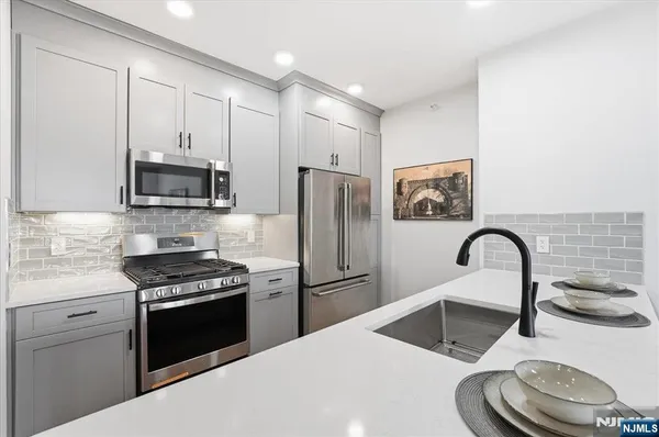 $689,000 | 660 Bloomfield Avenue, Unit 406, Bloomfield, NJ 07003