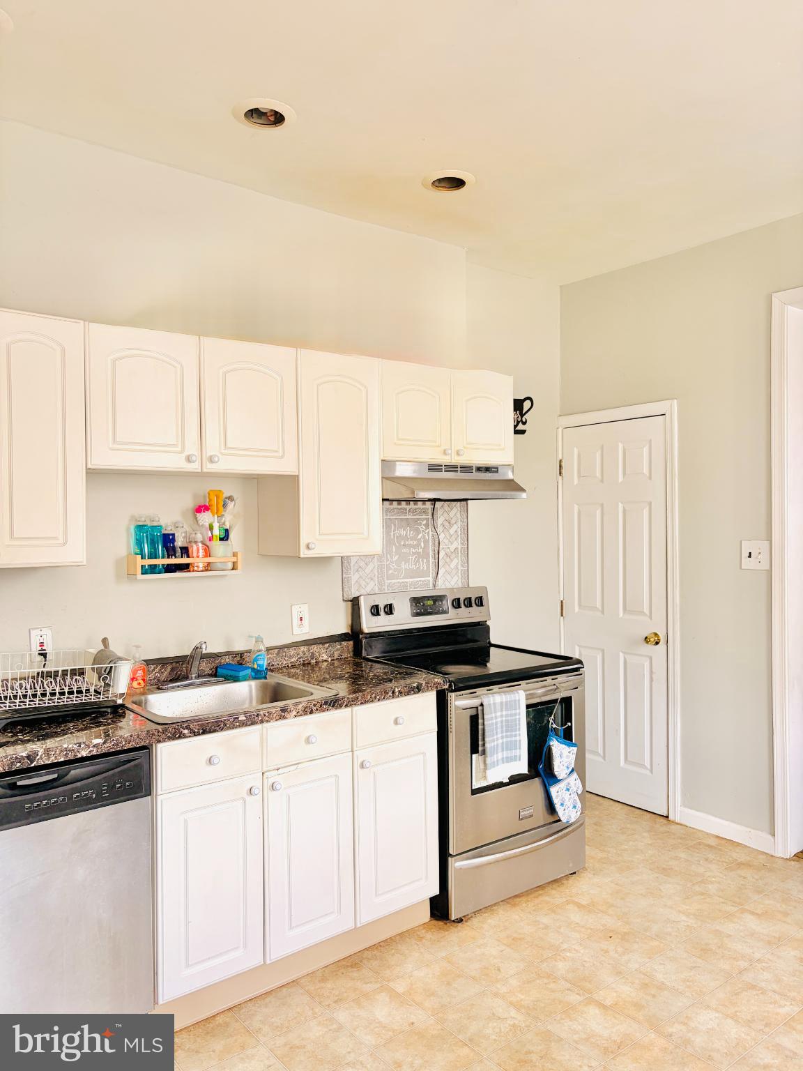 401 Holly Road Yeadon, PA 19050 - Photo 16 of 33 L shape kitchen, could fit an island and seating