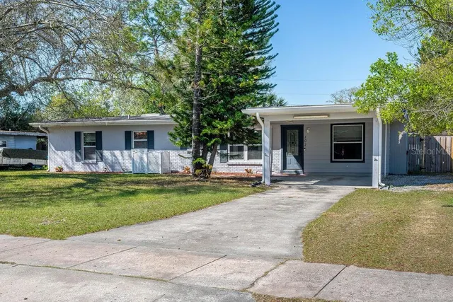 a view of a house with backyard and porch