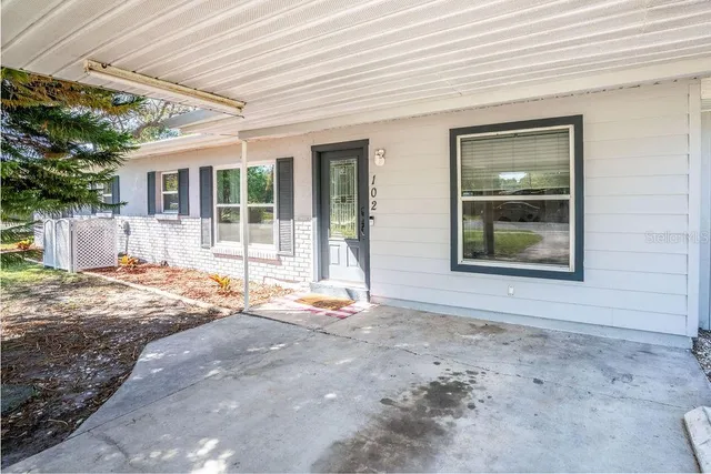 a view of a house with a backyard