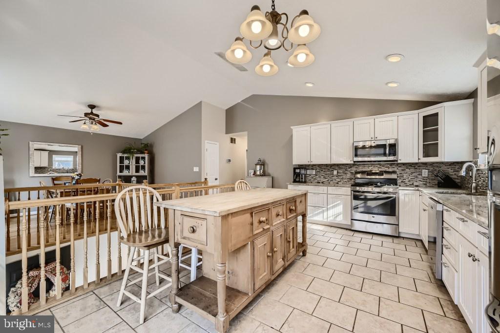 2011 Silver Lane Road Essex, MD 21221 - Photo 4 of 36 Huge eat-in kitchen