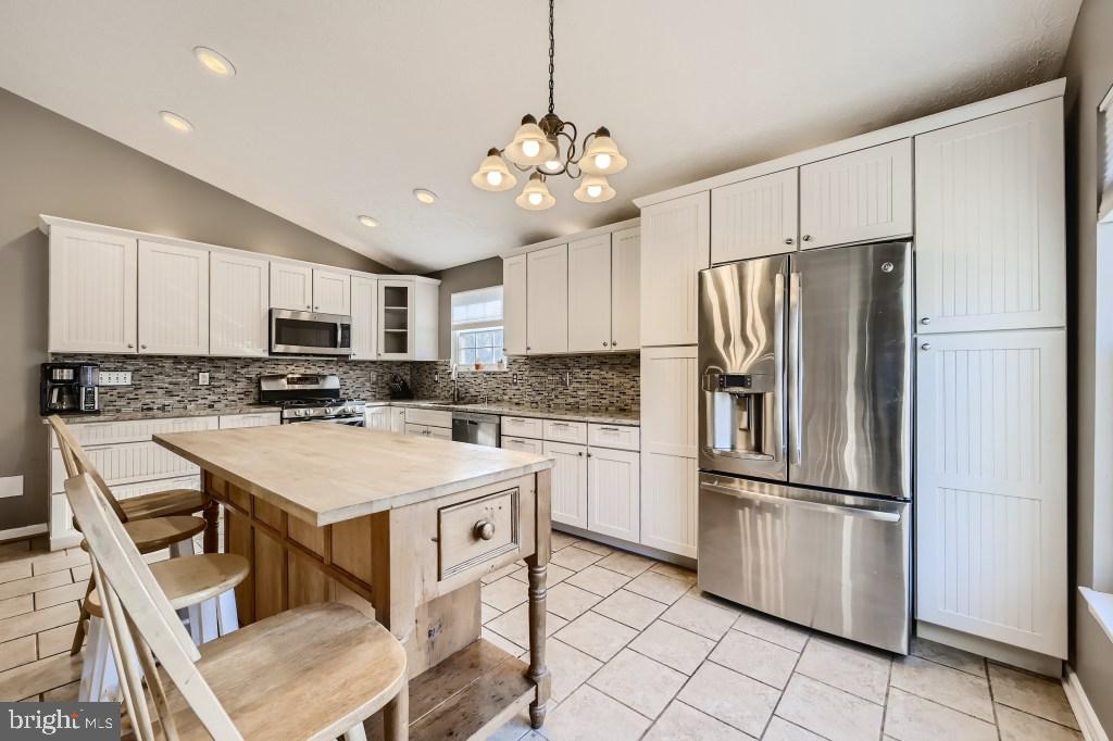 2011 Silver Lane Road Essex, MD 21221 - Photo 5 of 36 Stainless steel appliances / Granite countertops