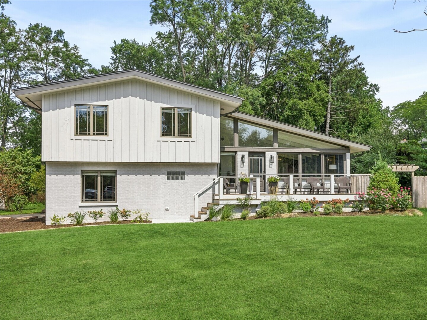 1525 West Wiesbrook Road Wheaton, IL 60189 - Photo 1 of 40 Gallery Image 1