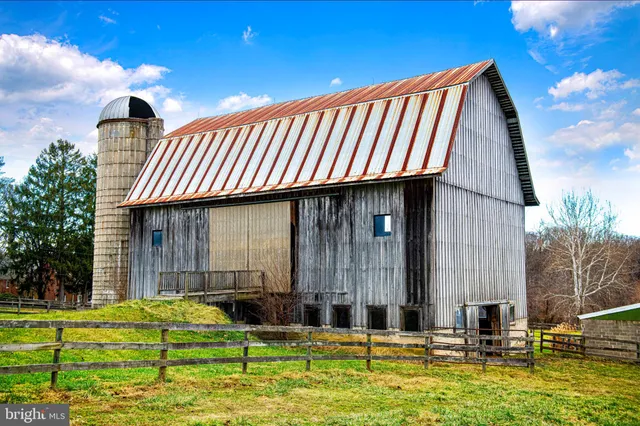 a view of a houses with a yard
