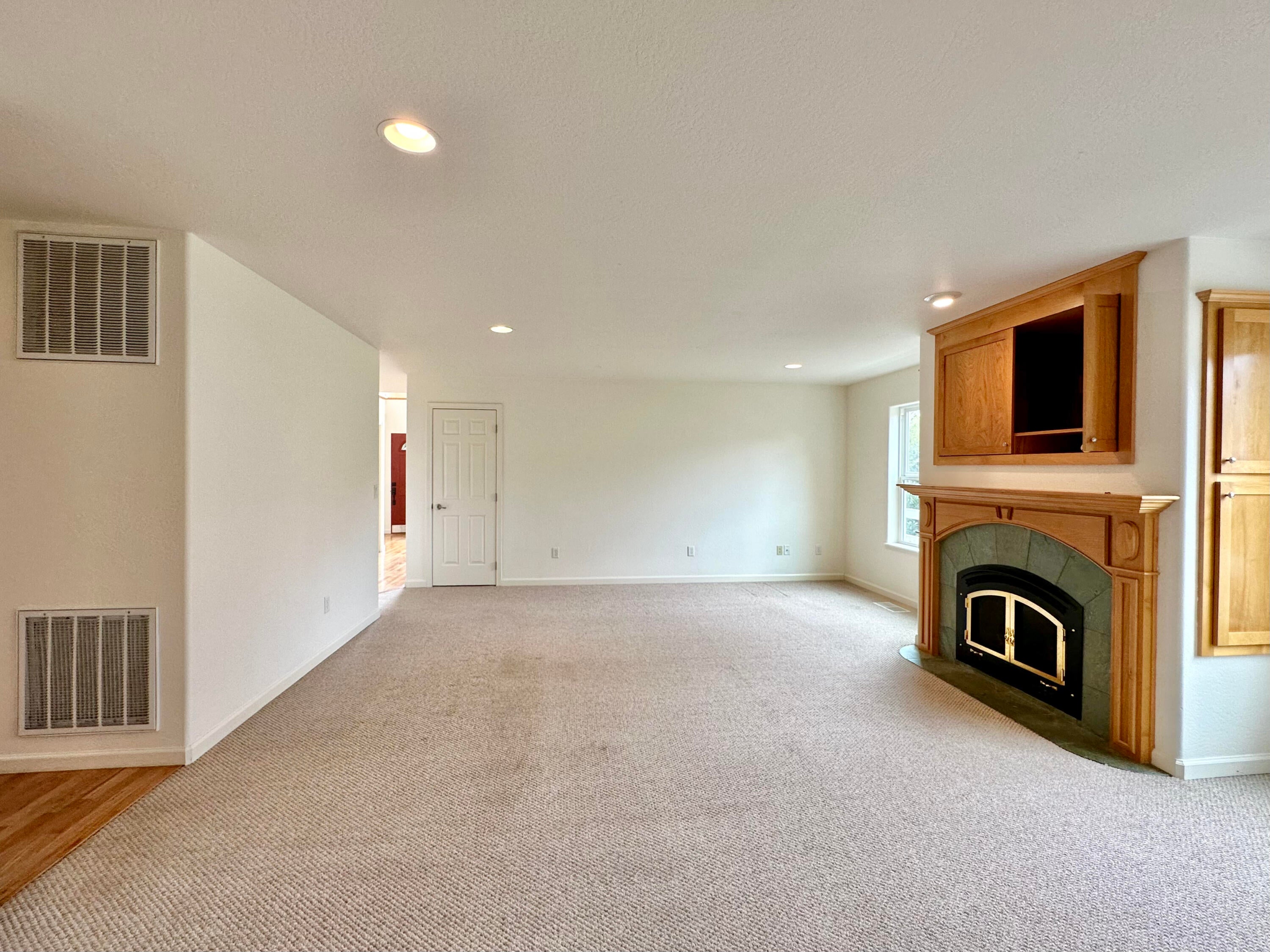 112 Walnut Place Phoenix, OR 97535 - Photo 20 of 78 Living room