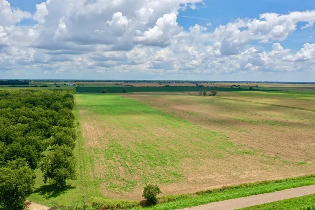 a view of an outdoor space and house