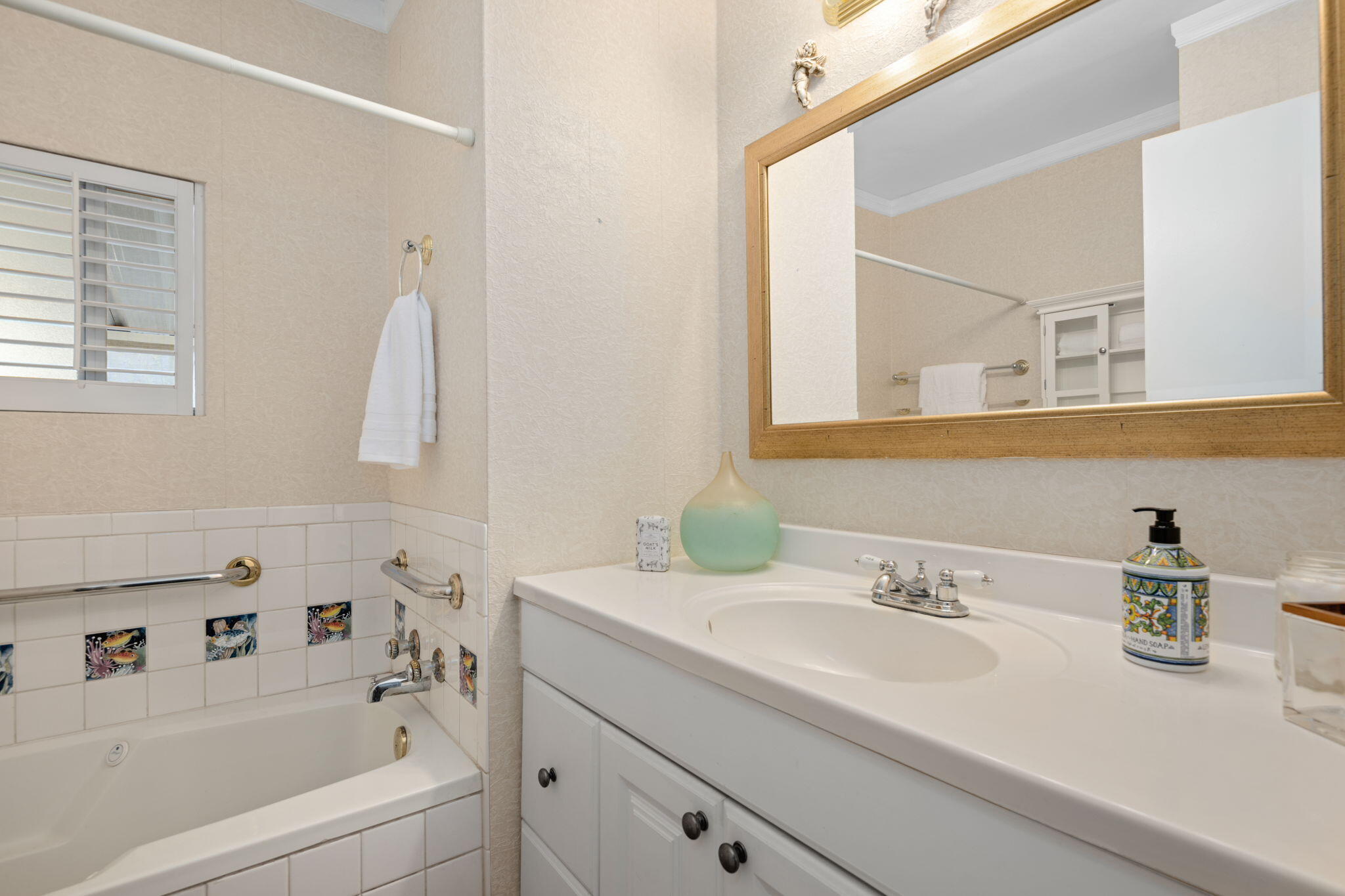 333 Old Mill Road, Unit 258 Santa Barbara, CA 93110 - Photo 14 of 20 a bathroom with a sink and a bathtub