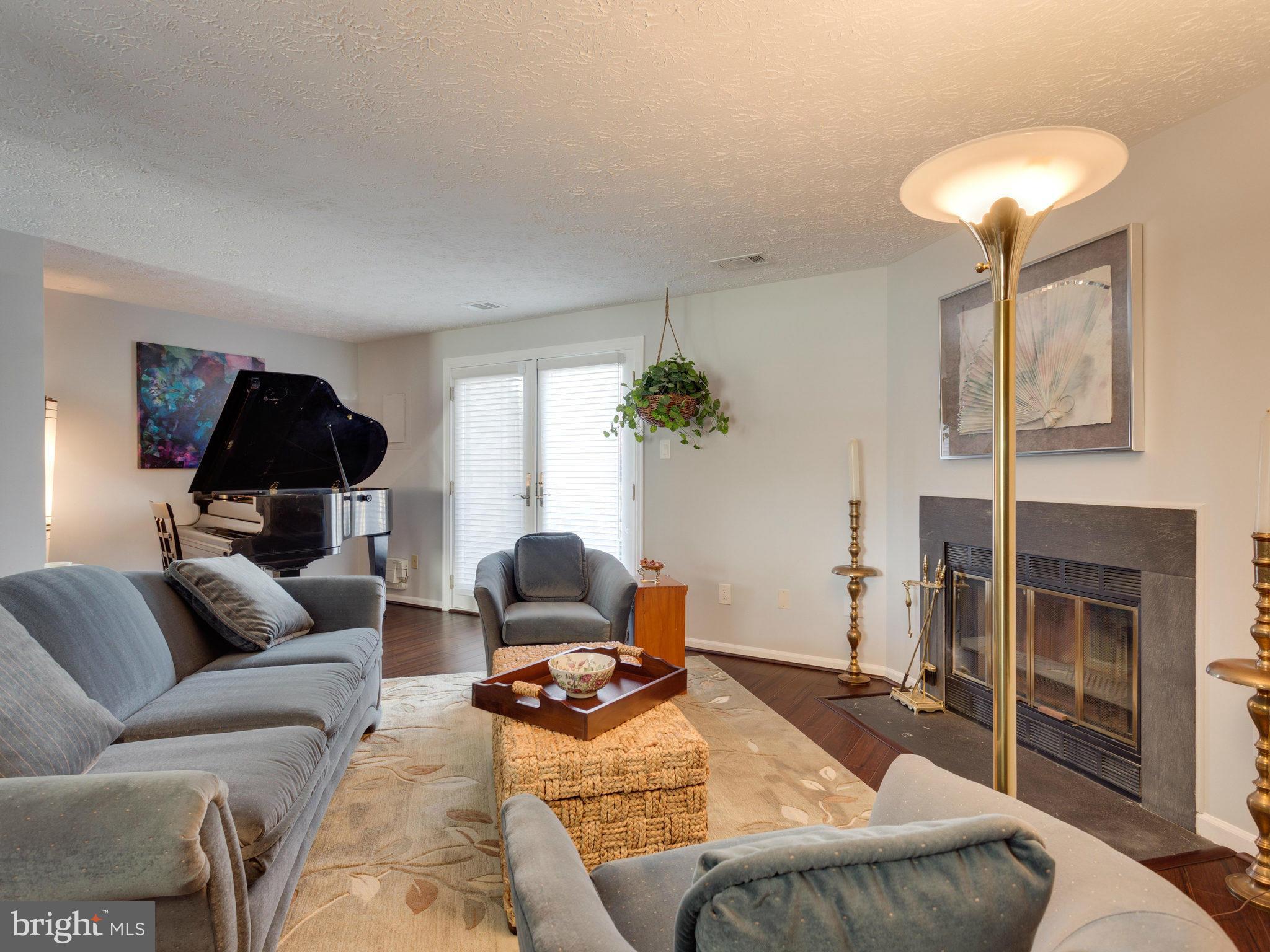 9134 Everett Court Springfield, VA 22152 - Photo 13 of 27 Living Room