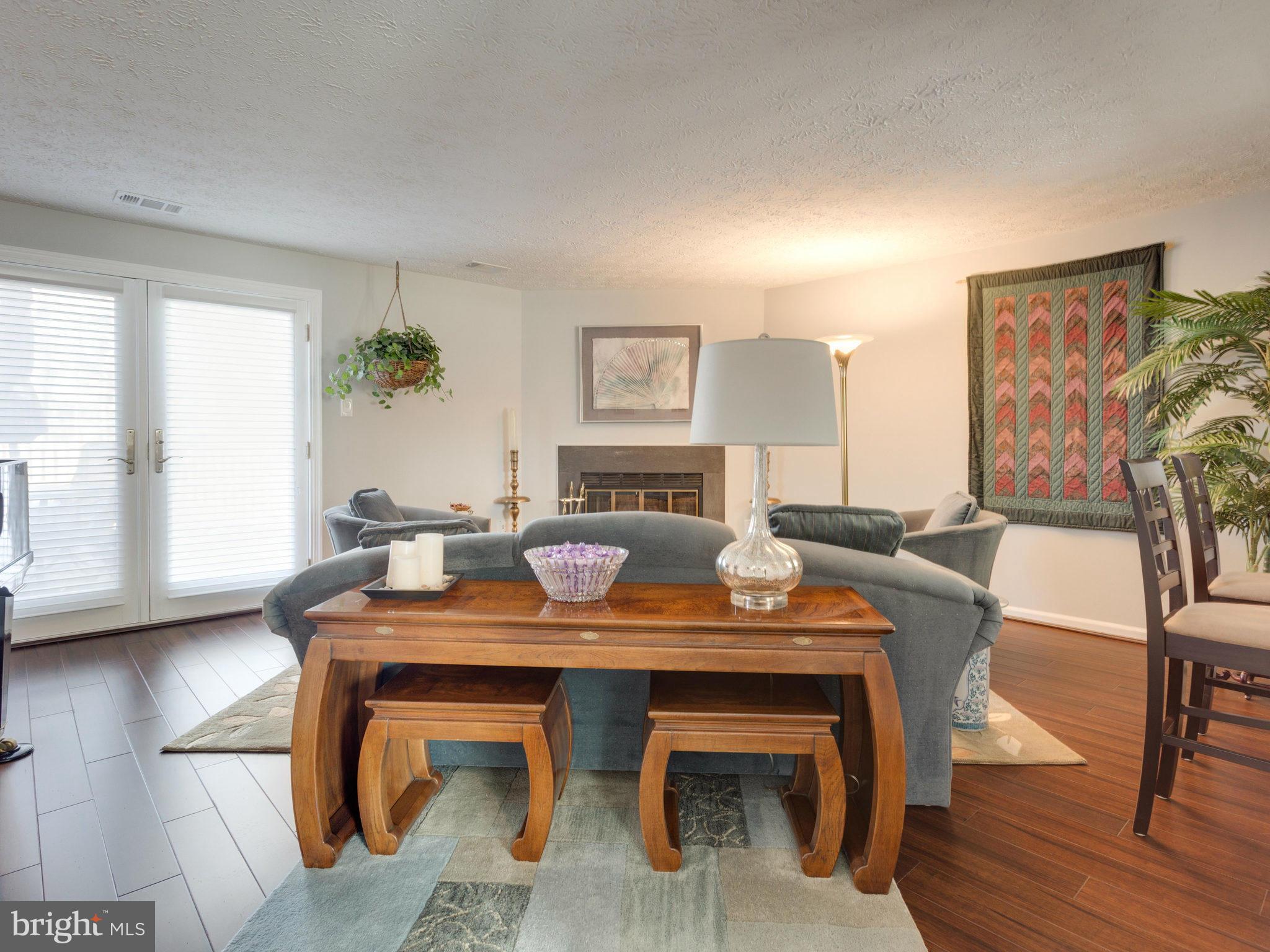 9134 Everett Court Springfield, VA 22152 - Photo 9 of 27 Living Room