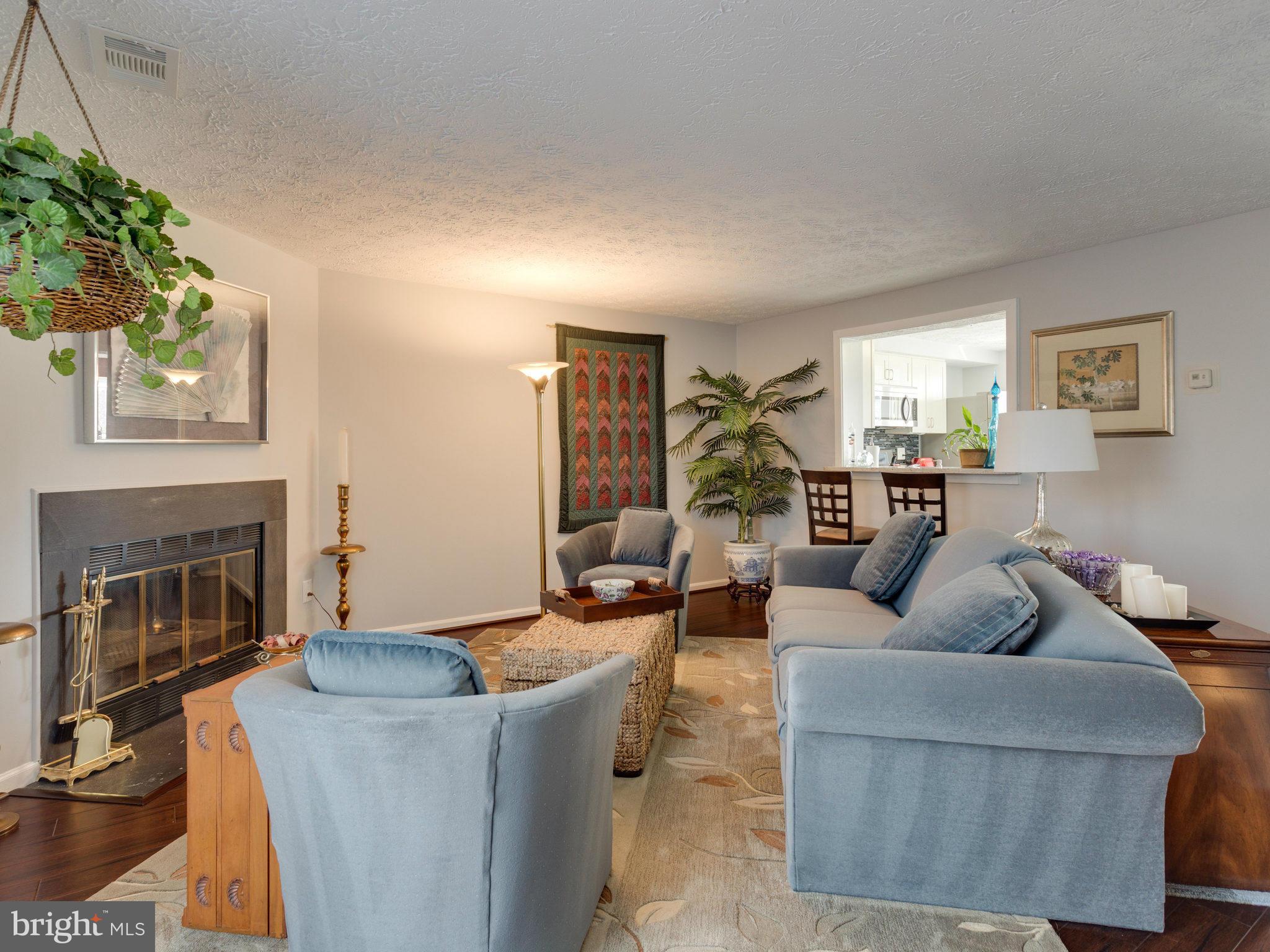9134 Everett Court Springfield, VA 22152 - Photo 10 of 27 Living Room