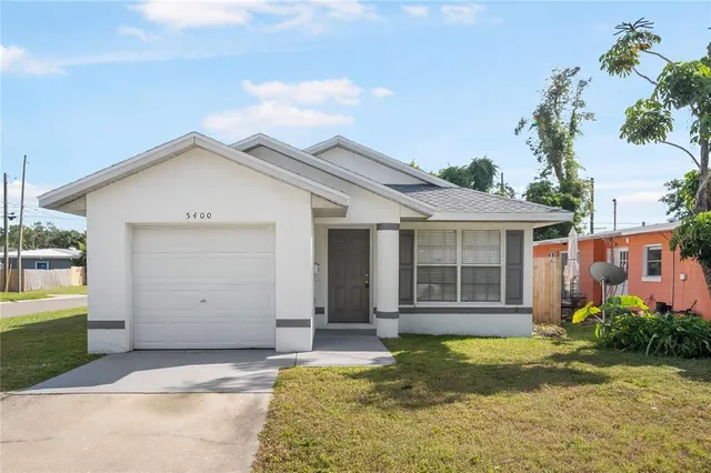 a view of a house with a yard