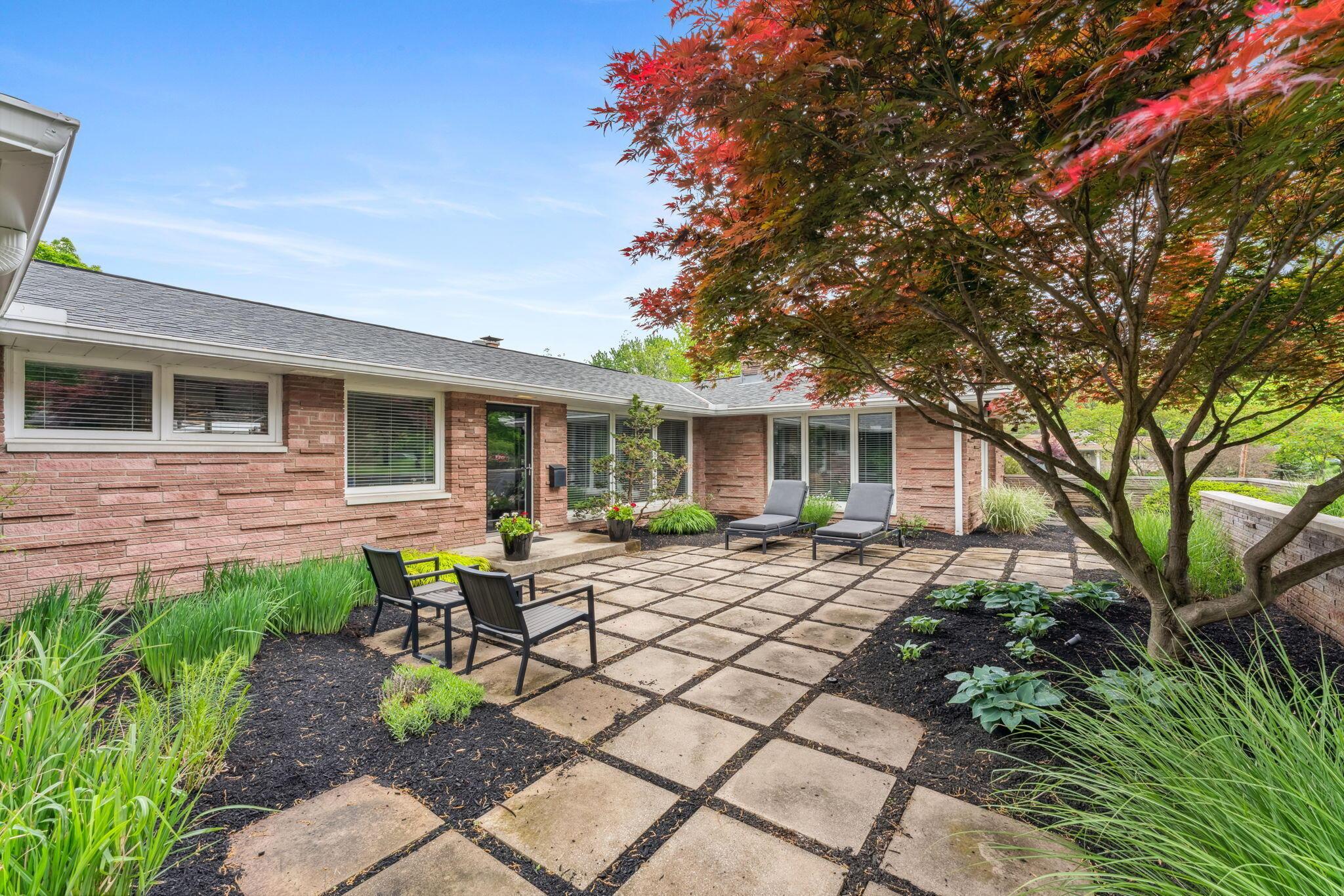 2579 Middlesex Road Upper Arlington, OH 43220 - Photo 6 of 92 Front Patio