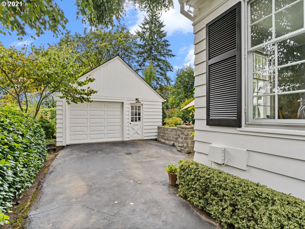 724 Southwest Chestnut Street Portland, OR 97219 - Photo 22 of 30 Gallery Image 22