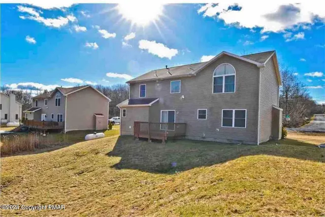 a view of a front of house with a yard