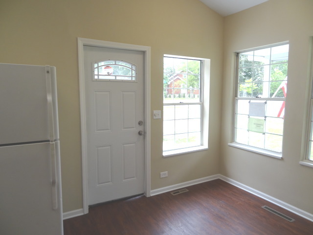 216 Sunnyside Road Lakemoor, IL 60051 - Photo 8 of 18 Gallery Image 8
