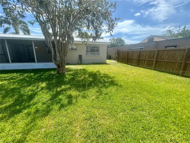 a view of a backyard