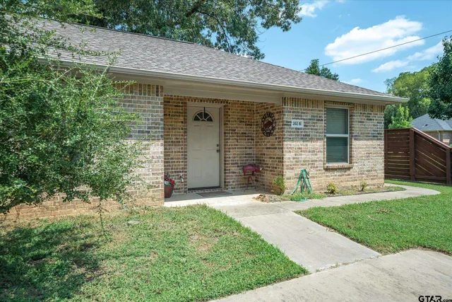 $560,000 | 202 Chestnut Drive, Van, TX 75790