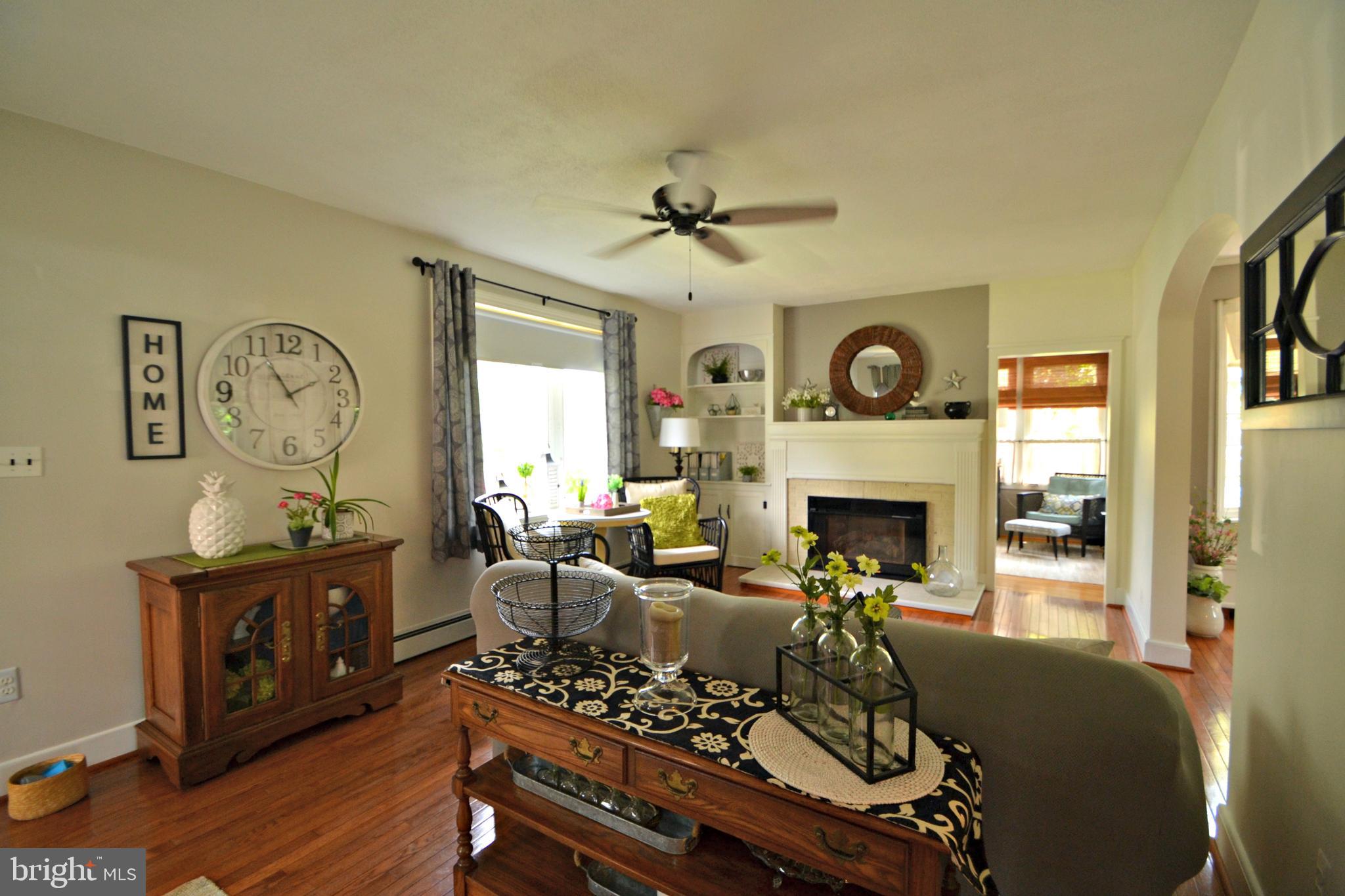 810 Warwick Road Baltimore, MD 21229 - Photo 13 of 40 Living room
