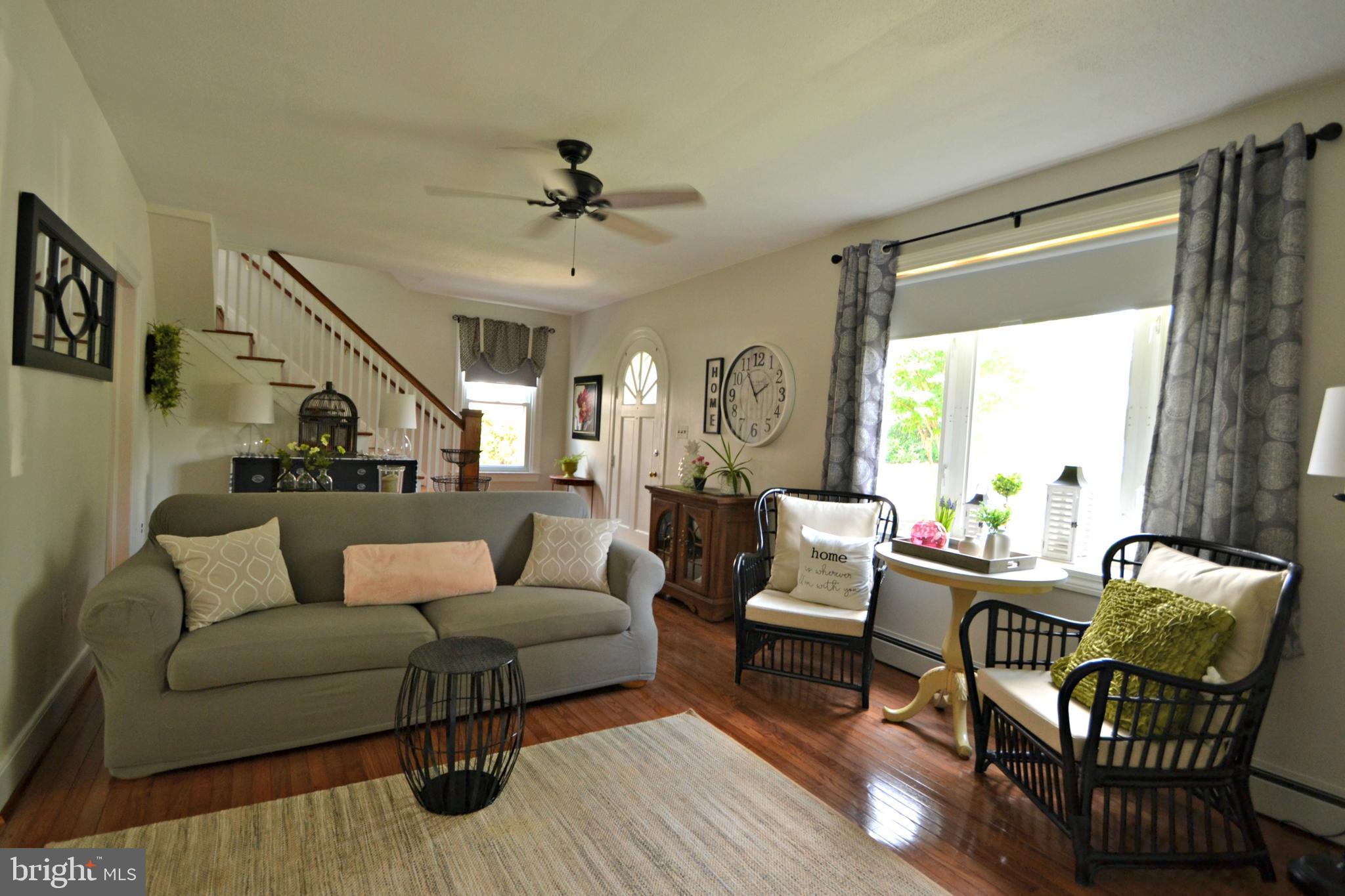 810 Warwick Road Baltimore, MD 21229 - Photo 14 of 40 Living room