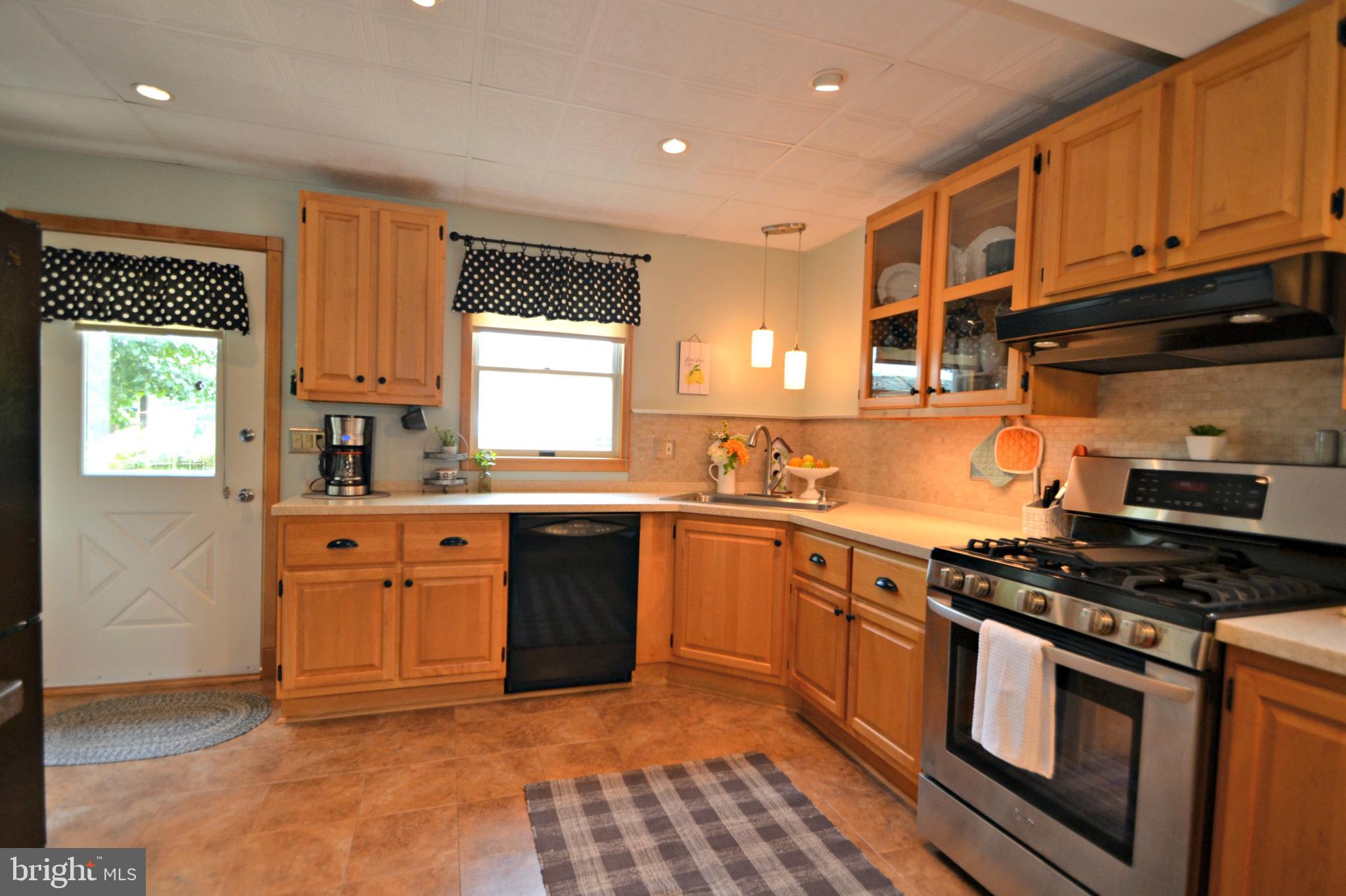 810 Warwick Road Baltimore, MD 21229 - Photo 3 of 40 Kitchen