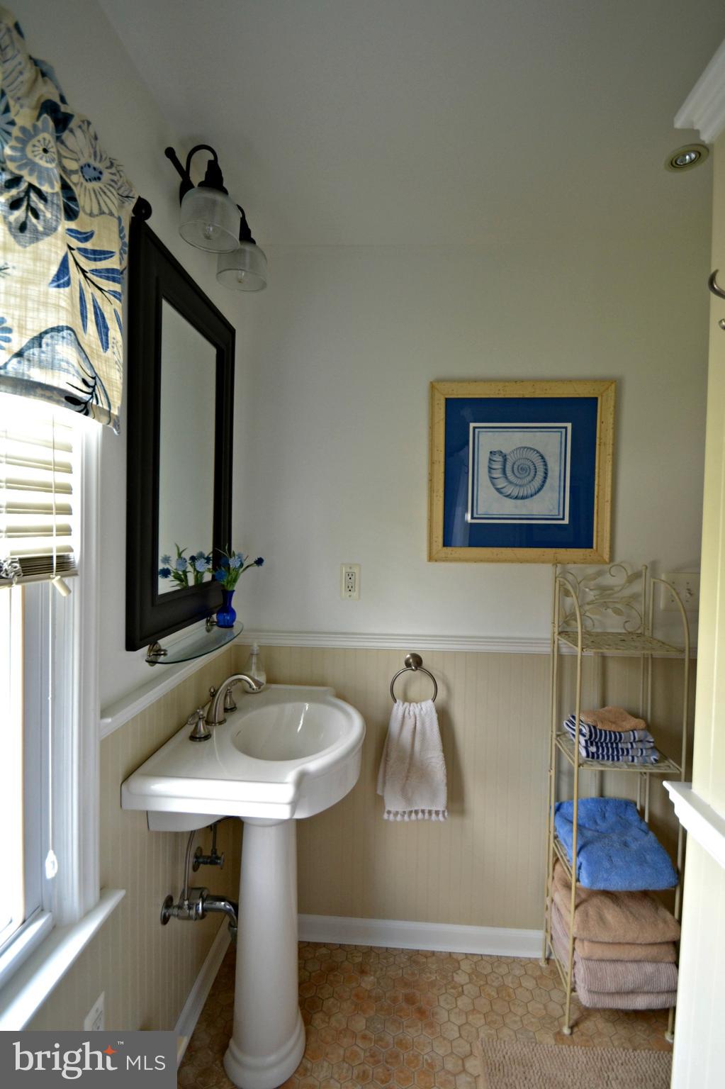 810 Warwick Road Baltimore, MD 21229 - Photo 22 of 40 Upper level bath