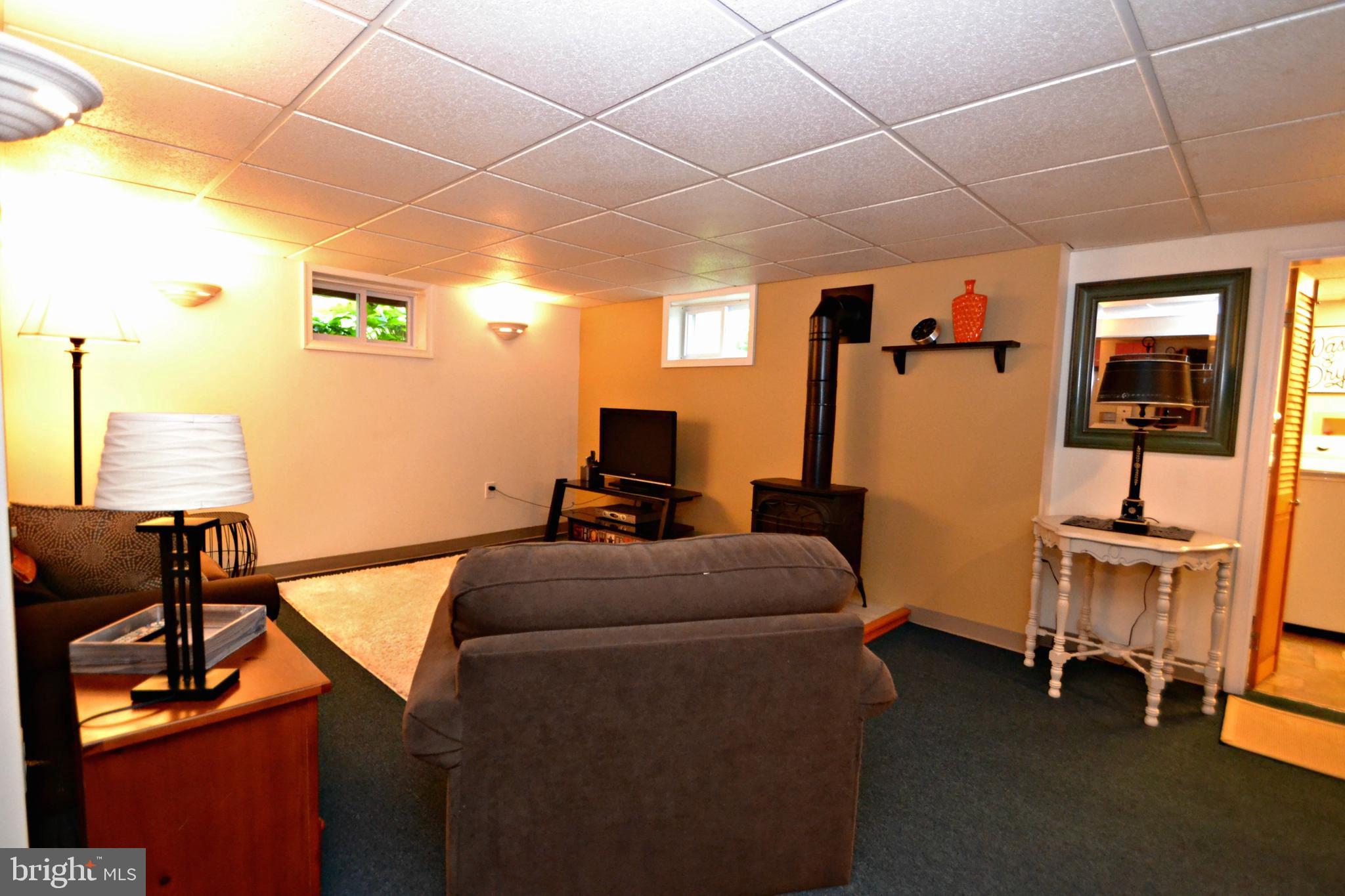 810 Warwick Road Baltimore, MD 21229 - Photo 24 of 40 Family room