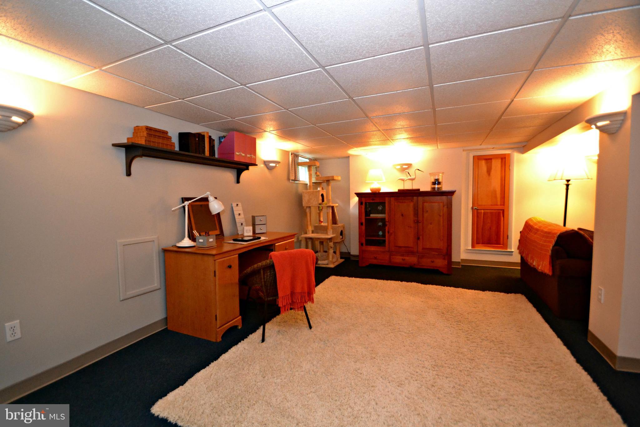 810 Warwick Road Baltimore, MD 21229 - Photo 26 of 40 Family room