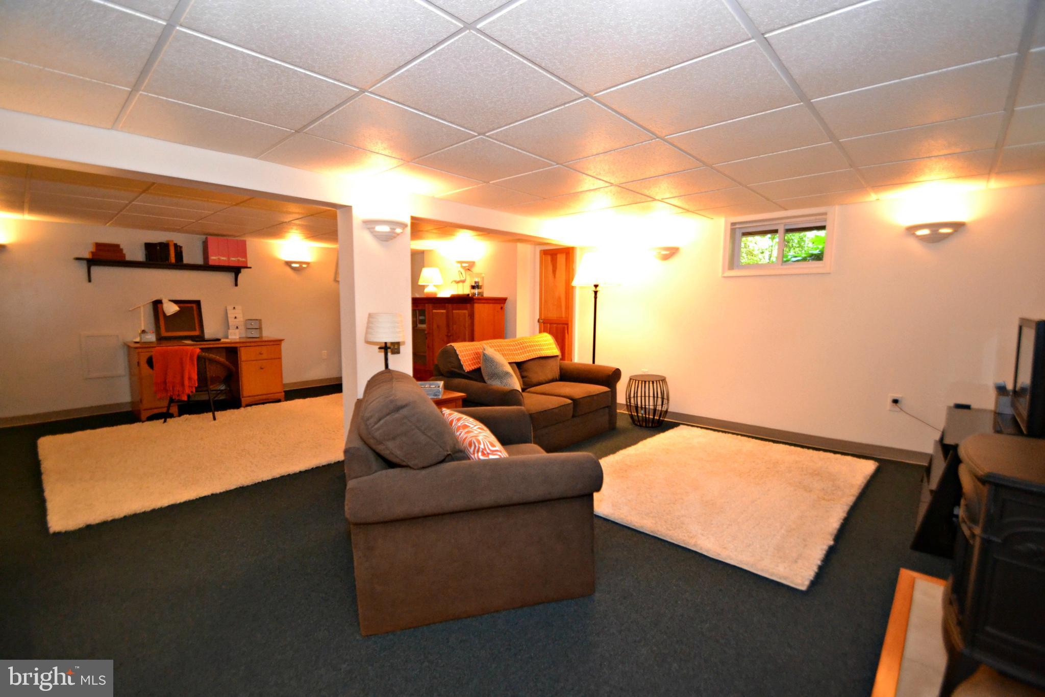 810 Warwick Road Baltimore, MD 21229 - Photo 29 of 40 Family room
