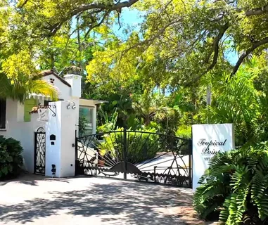 a view of a outdoor space in front of a house