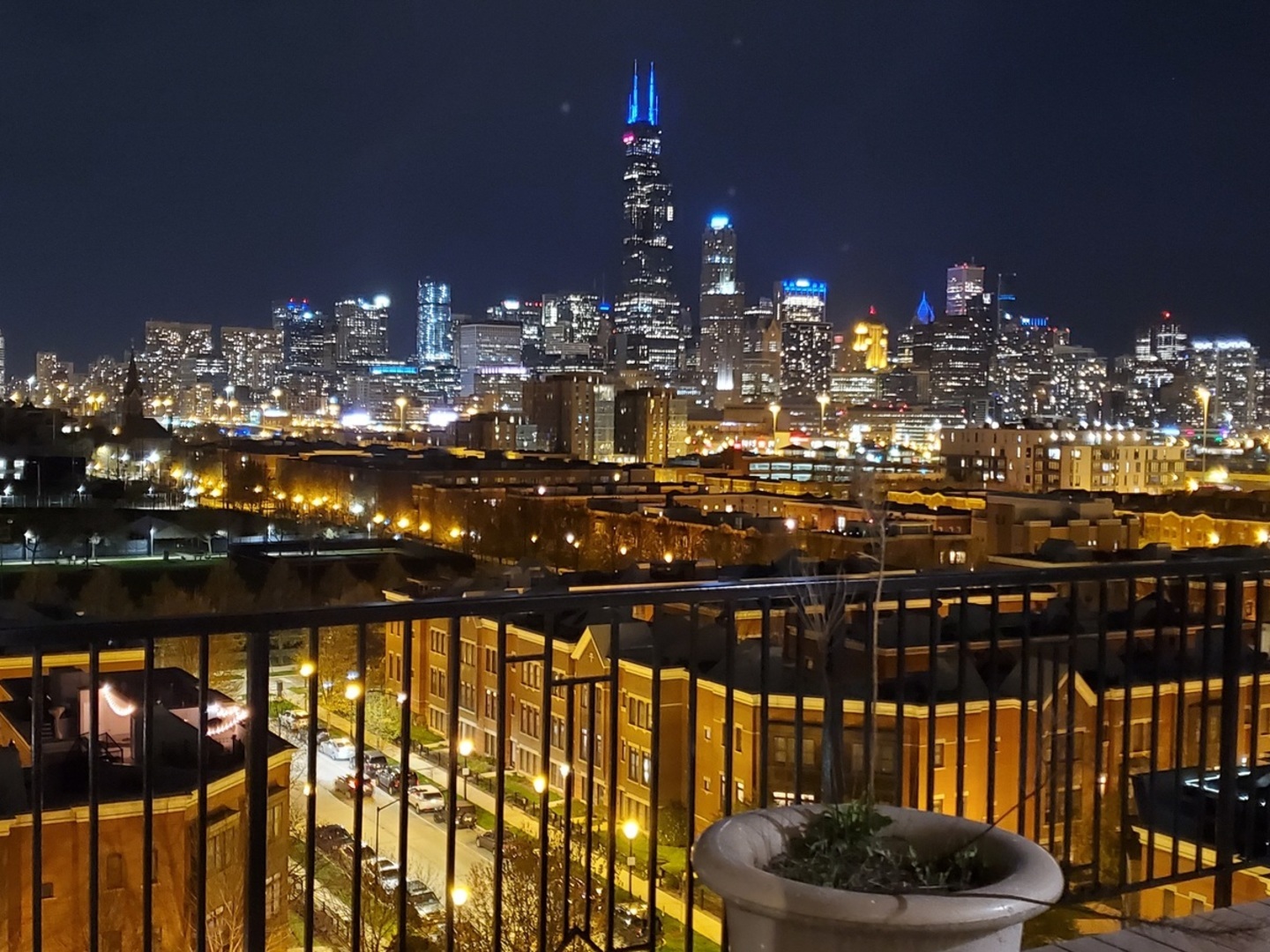 1525 South Sangamon Street, Unit 802P Chicago, IL 60608 - Photo 21 of 32 a city view