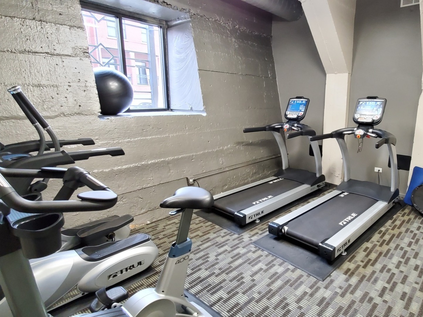 1525 South Sangamon Street, Unit 802P Chicago, IL 60608 - Photo 25 of 32 a room with gym equipment