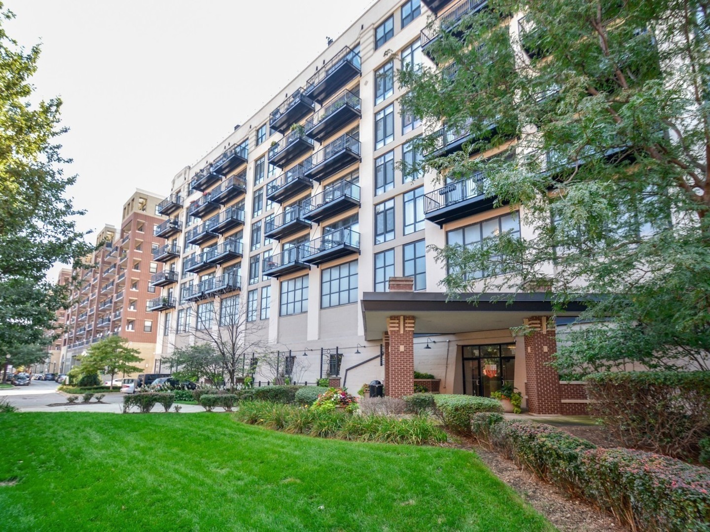 1525 South Sangamon Street, Unit 802P Chicago, IL 60608 - Photo 31 of 32 front view of a building with a garden