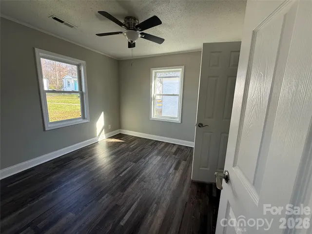 a view of a house with backyard