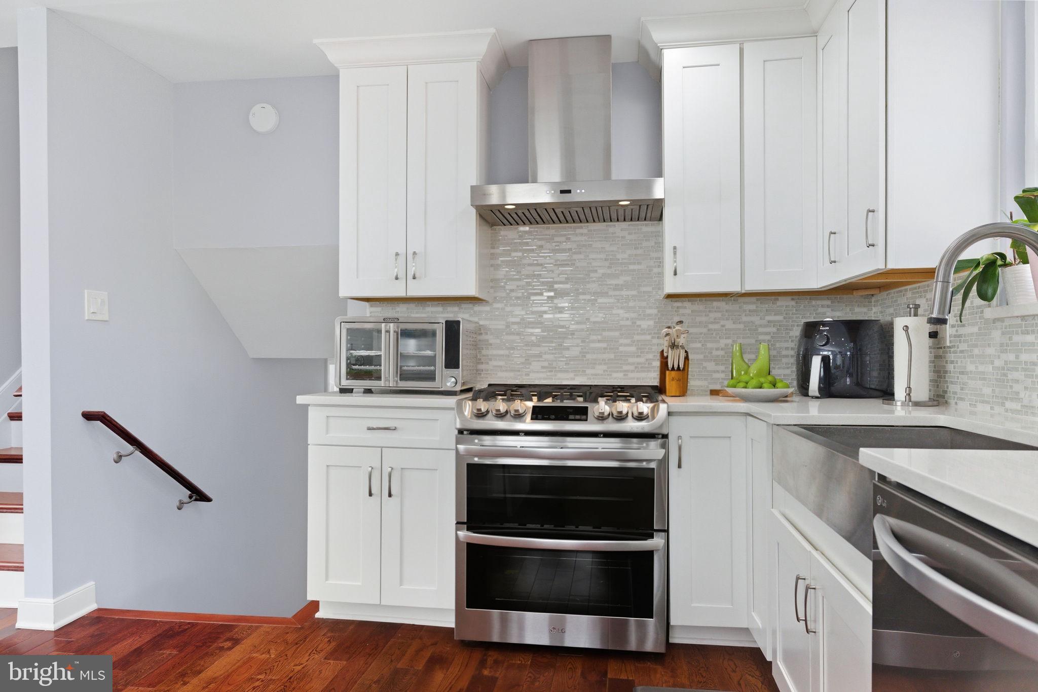 6728 Hopewell Avenue Springfield, VA 22151 - Photo 13 of 53 Gorgeous Tile Backsplash