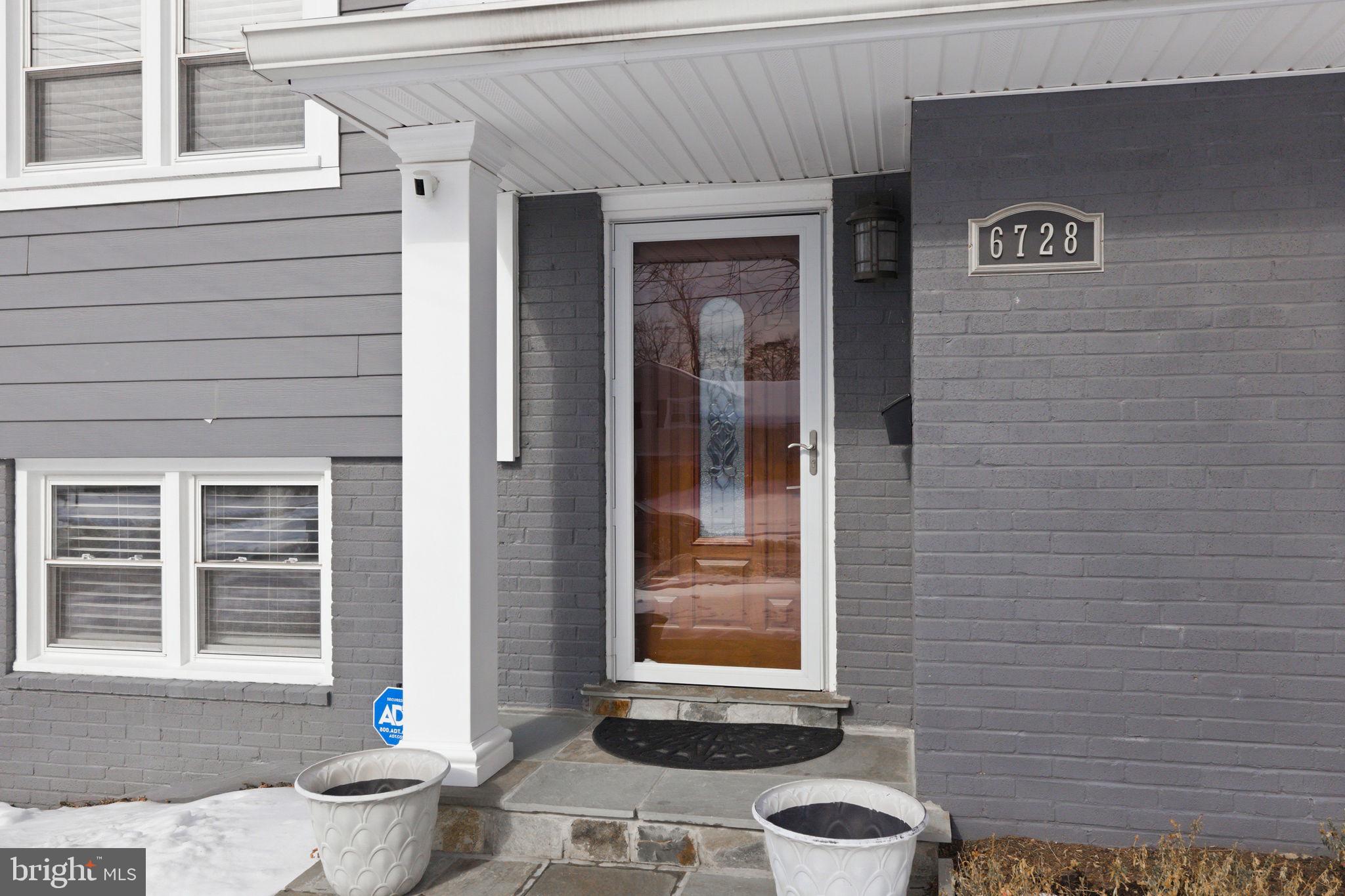 6728 Hopewell Avenue Springfield, VA 22151 - Photo 5 of 53 Come on in!