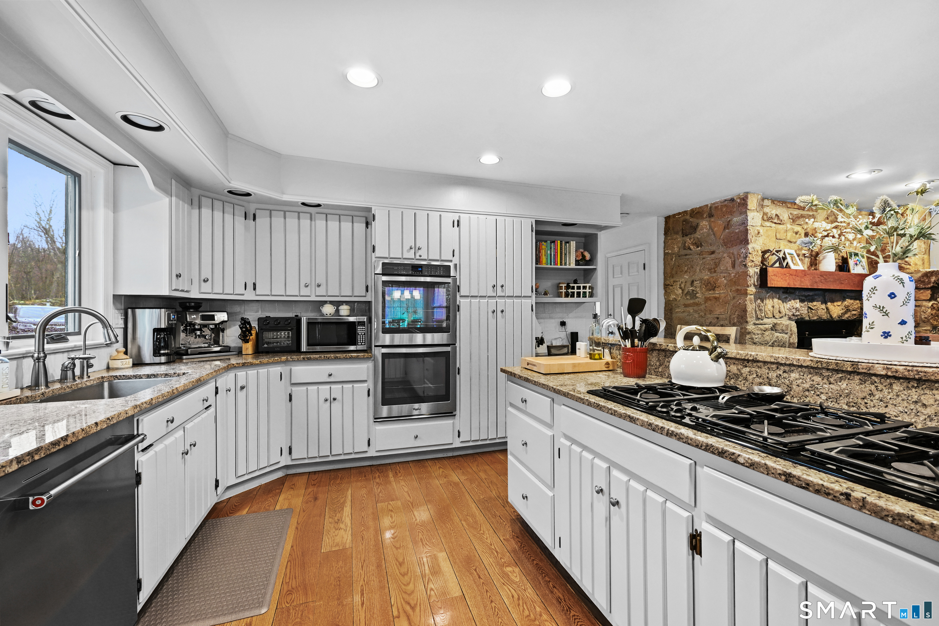 395 Thayer Pond Road Wilton, CT 06897 - Photo 9 of 28