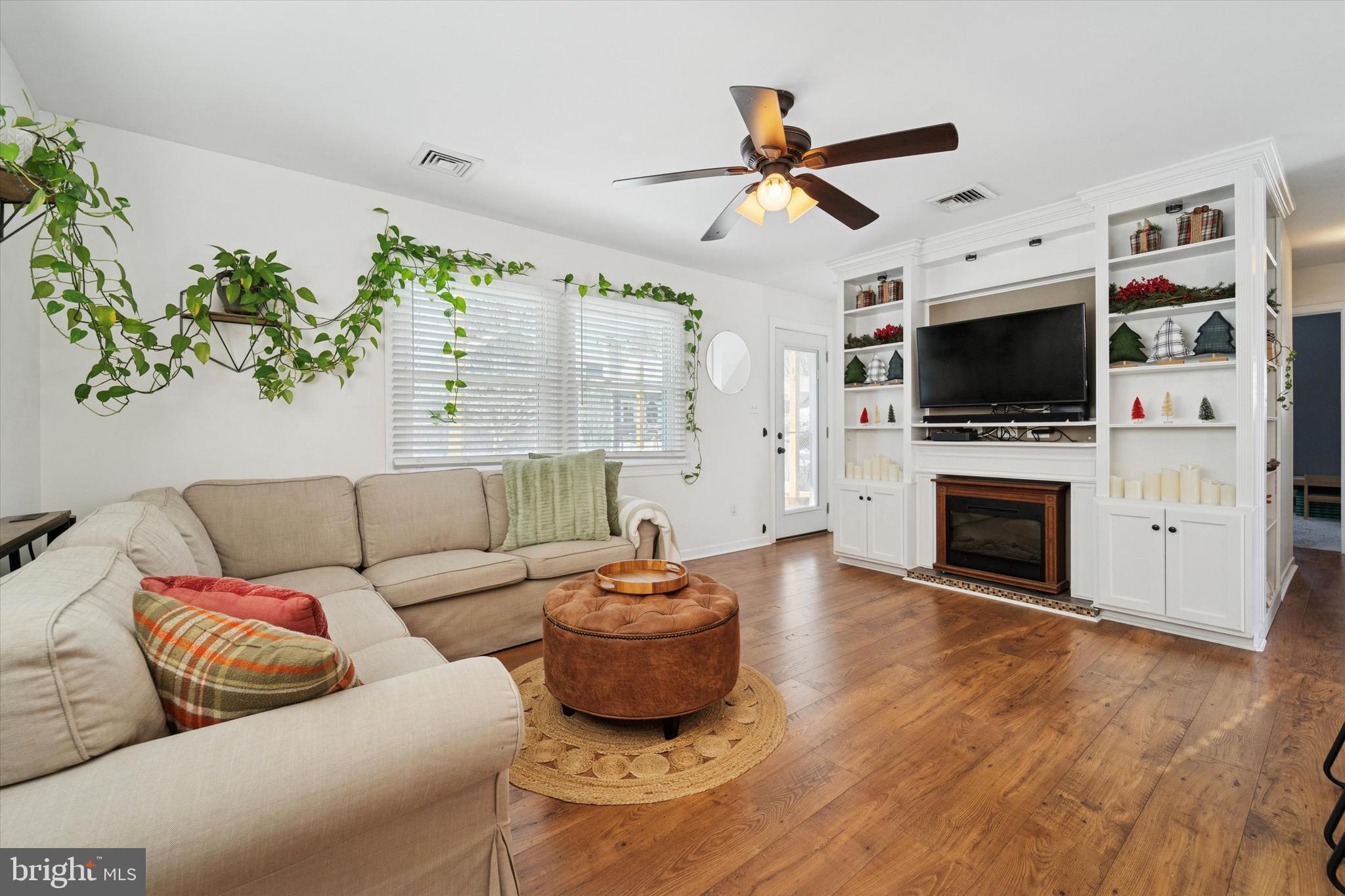 613 Springfield Avenue Folsom, PA 19033 - Photo 3 of 28