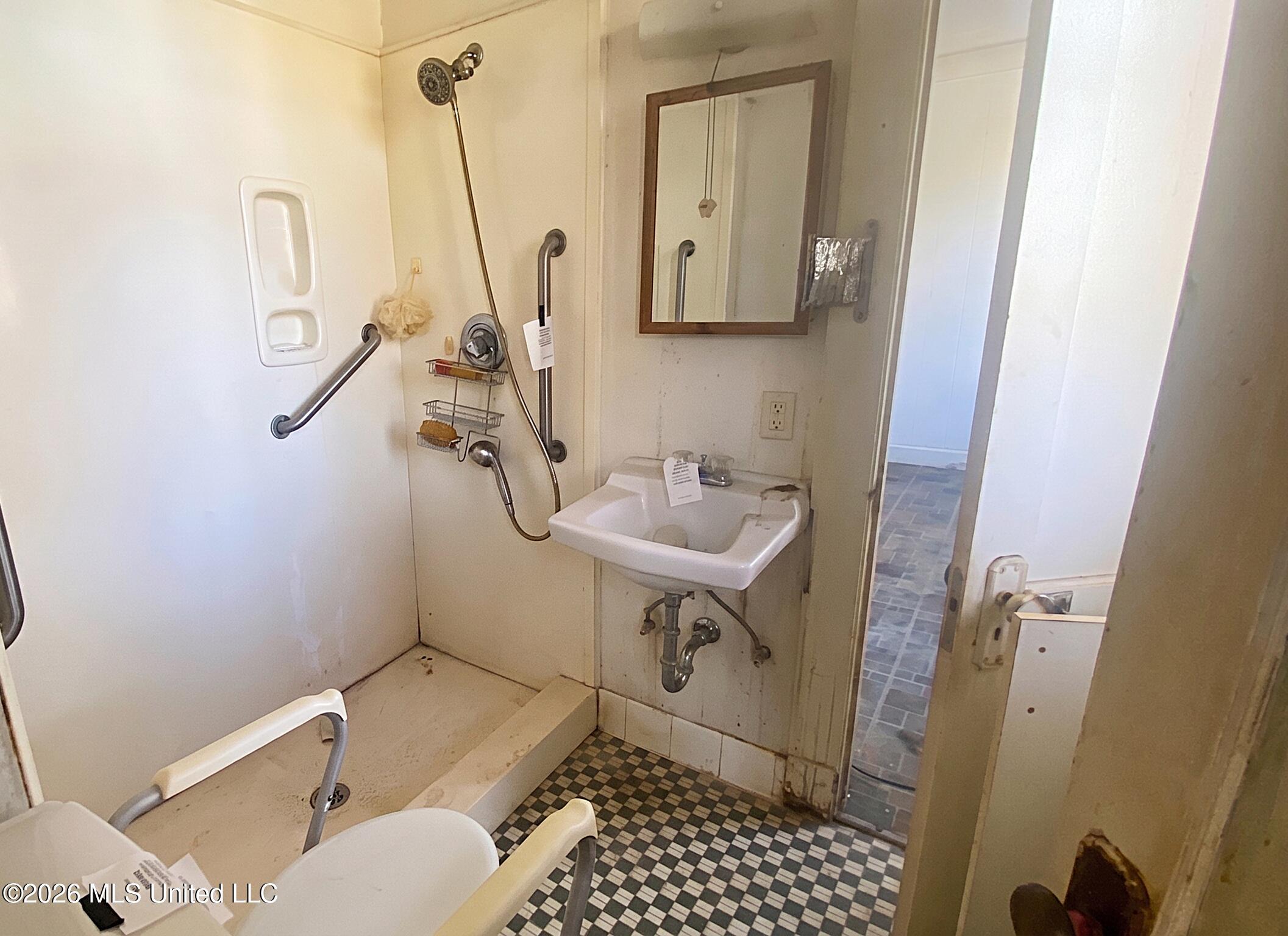 408 Boulevard Street Lexington, MS 39095 - Photo 11 of 12 (Bathroom 2)