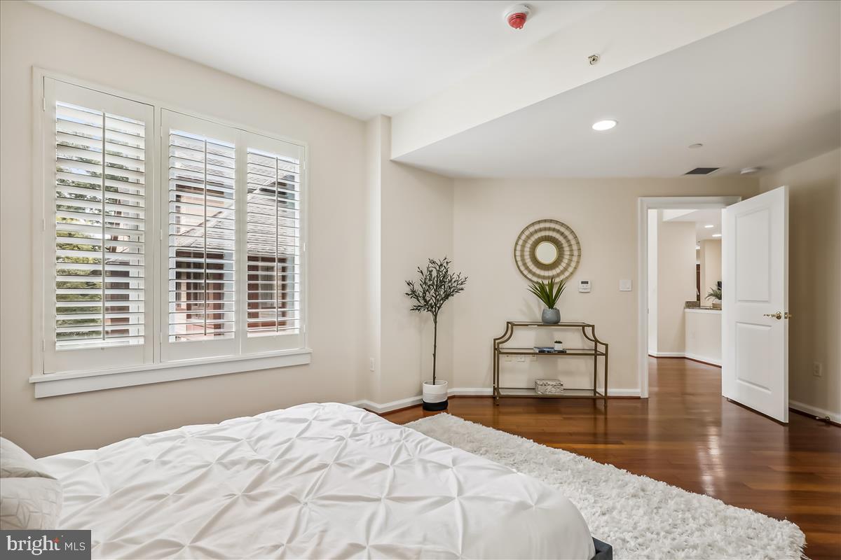8300 Burdette Road, Unit 507 Bethesda, MD 20817 - Photo 20 of 64 Primary Bedroom View 3