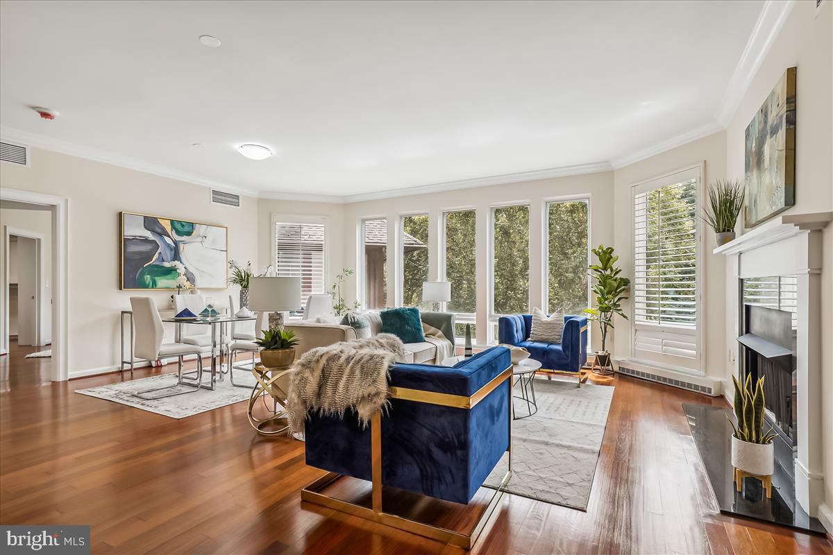 Spacious LR/Dining Room, perfect for entertaining!