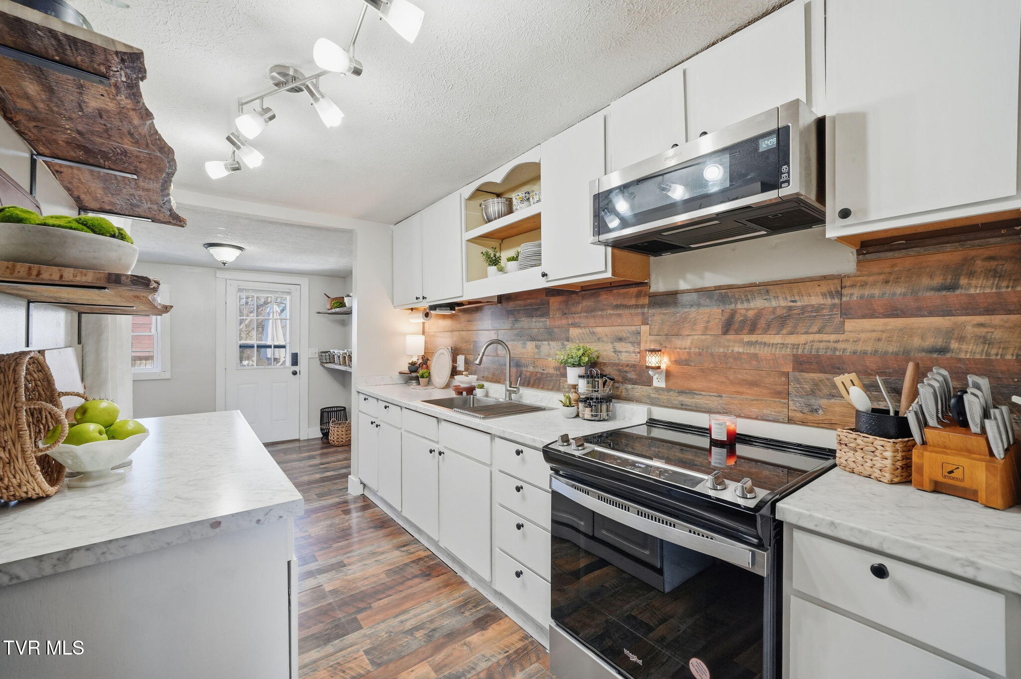 502 Duke Street Johnson City, TN 37601 - Photo 11 of 37 36-web-or-mls-012_DSC00261