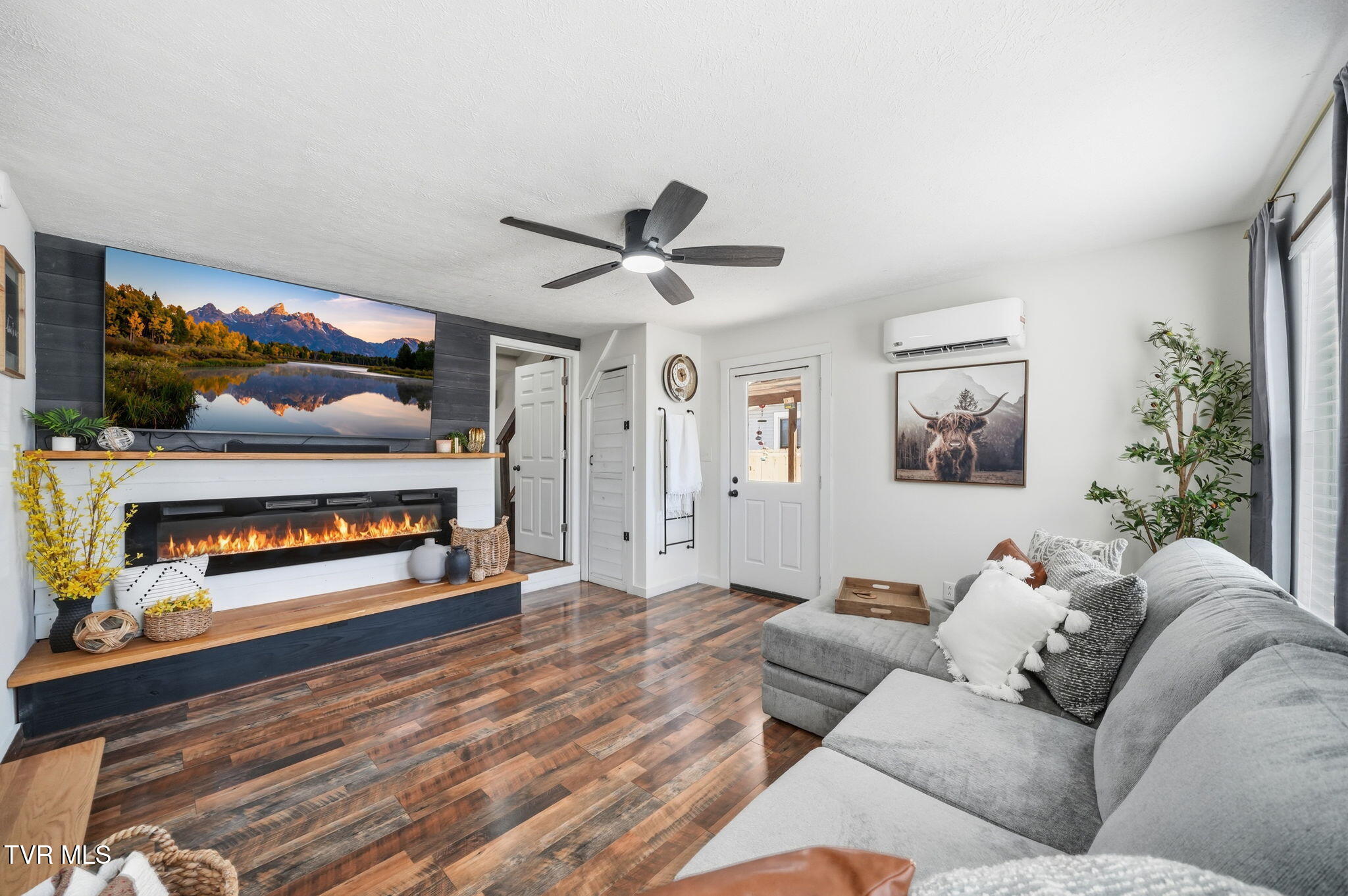 502 Duke Street Johnson City, TN 37601 - Photo 14 of 37 22-web-or-mls-007_DSC00241_with_fire