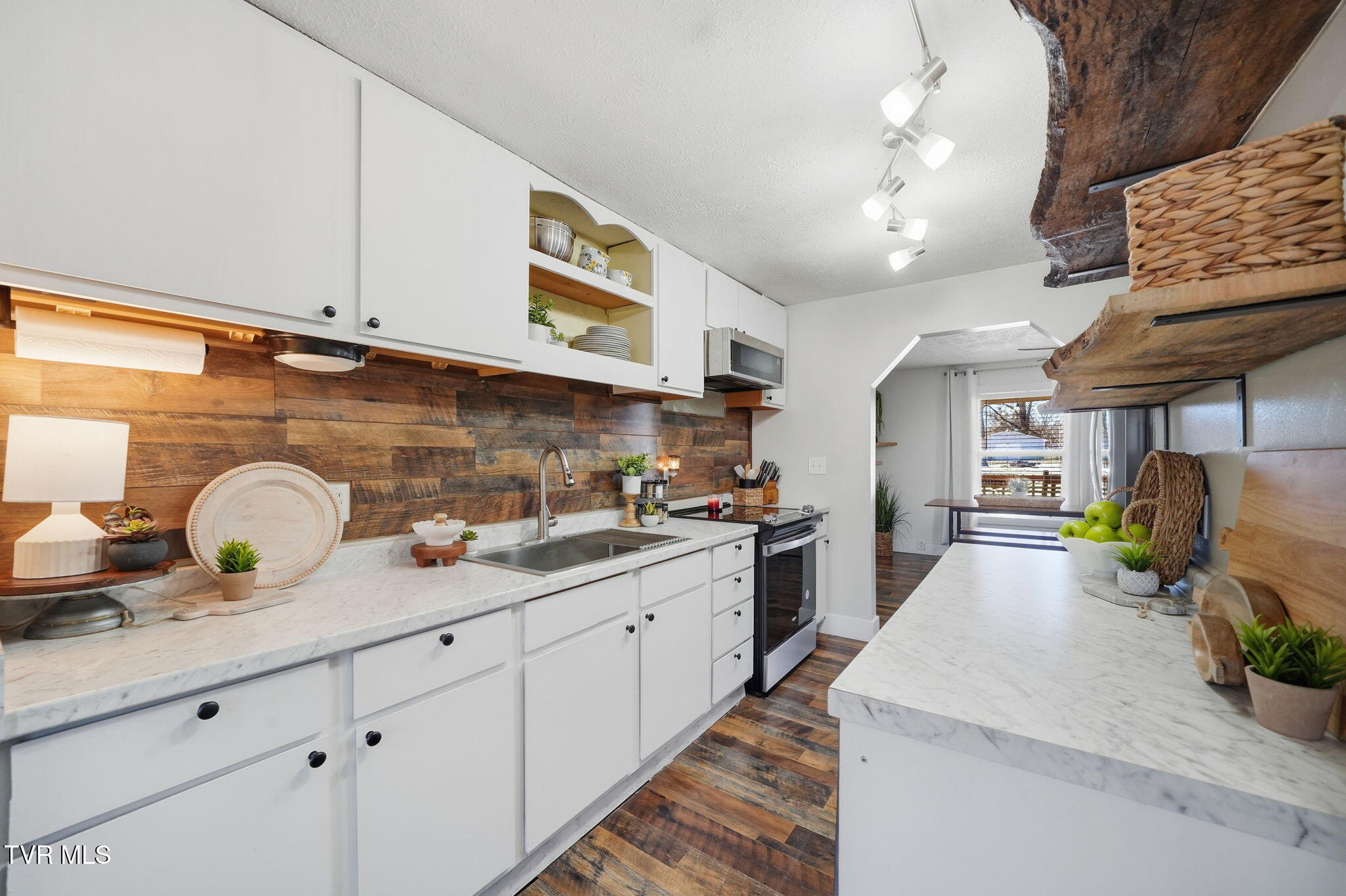 502 Duke Street Johnson City, TN 37601 - Photo 10 of 37 27-web-or-mls-015_DSC00286